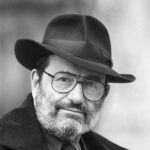 RENDEZ VOUS AVEC L'ÉCRIVAIN ITALIEN UMBERTO ECO CHEZ LUI A PARIS, DANS SON APPARTEMENT DE LA PLACE SAINT SULPICE