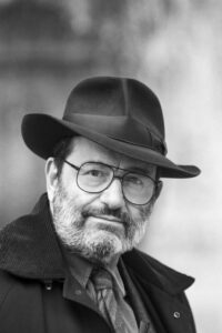 RENDEZ VOUS AVEC L'ÉCRIVAIN ITALIEN UMBERTO ECO CHEZ LUI A PARIS, DANS SON APPARTEMENT DE LA PLACE SAINT SULPICE